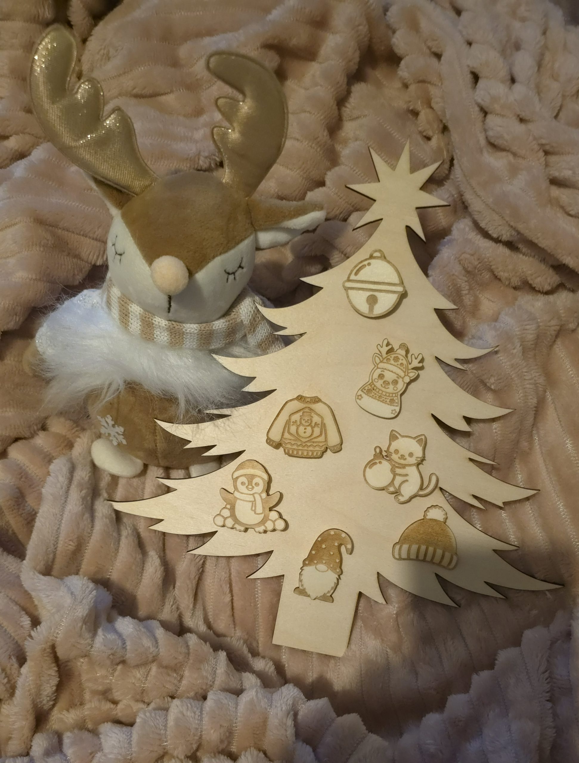 Sapin de Noël en bois avec figurines repositionnables